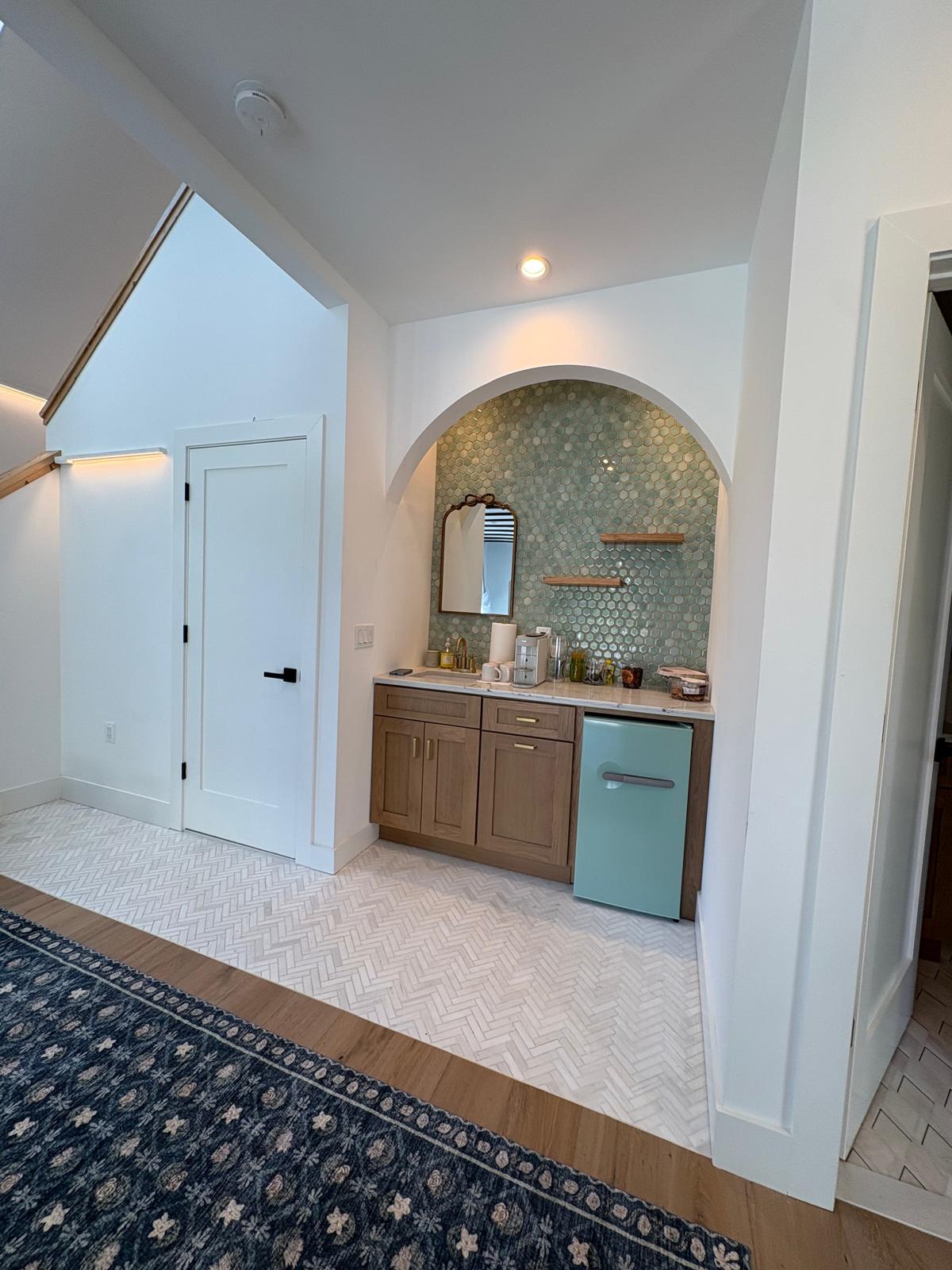 Bar with arch and hexagonal tile